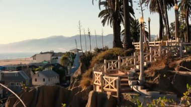 Güney Kaliforniya 'daki Santa Monica Körfezi' ne bakan Palisades Parkı 'na çıkan merdiven.