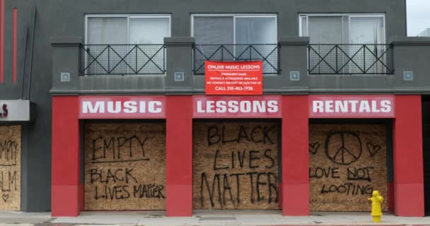美国加利福尼亚州圣莫尼卡市 2020年6月12日 圣莫尼卡市一家船上的音乐商店展示了涂在木头上的空喷雾 以防止在黑人生命组织的抗议活动中出现更多的抢劫行为 — 图库视频影像