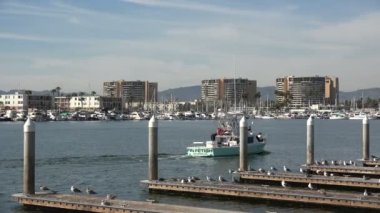 Marina del Rey, CA / USA - 29 Şubat 2020: Güzel bir günde Marina del Rey 'de ana kanaldan geçen bir tekne