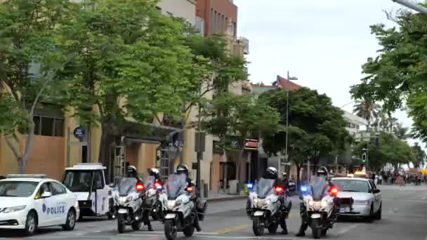 Santa Monica Usa Czerwca 2020 Policja Motocyklowa Jedzie Wzdłuż Bulwaru — Wideo stockowe