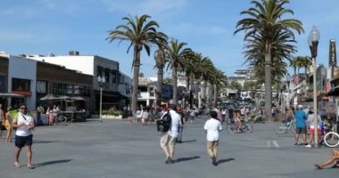 Hermosa Beach, CA / USA - 27 Nisan 2020: Yüzü maskeli insanlar uzun bir koronavirüs karantinası kaldırıldıktan sonra Pier Bulvarı 'ndaki avluya çıktılar.
