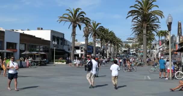 Hermosa Beach Usa Abril 2020 Las Personas Con Máscaras Faciales — Vídeos de Stock