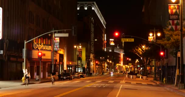 Los Angeles Usa Aprile 2020 Biciclette Percorrono Broadway Altrimenti Deserta — Video Stock