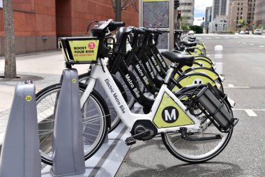 Los Angeles, CA / USA - 9 Nisan 2020: Metro bisiklet paylaşım parkı Los Angeles şehir merkezinde 