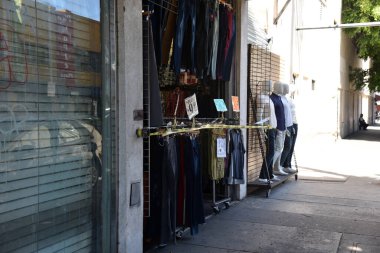 Los Angeles, CA / USA - 19 Mayıs 2020: Koronavirüs karantinasından sonra kaldırım kenarındaki bir giyim mağazasının girişini kapatan teyp yeniden açıldı