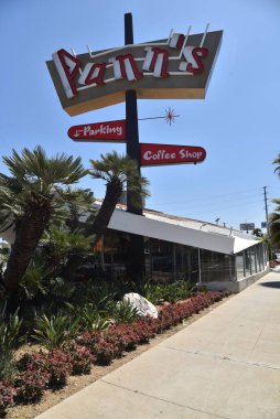 Los Angeles, CA / USA - 23 Mayıs 2020: Tarihi Panns Restoranı için ayırt edici işaret, 50 'lerin tarzı Googie kafe mimarisinin tarihi bir örneği