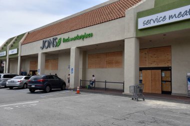 Los Angeles, CA - 1 Haziran 2020: Siyahların Yaşamları Protestoları ve yağmalamaları Öngören Japon marketine girmek için maskeli müşteriler bekliyor