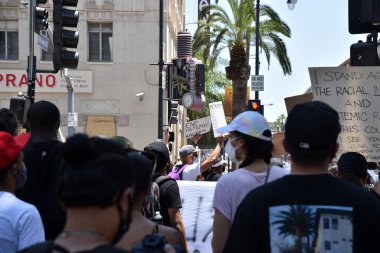 Hollywood, CA / USA - 3 Haziran 2020: Siyahi Yaşamı Önemli Protestocular Hollywood ve Vine caddelerinde George Floyd için tabela tutuyorlar