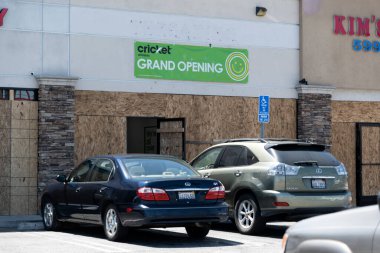 Long Beach, CA / USA - 6 Haziran 2020: Long Beach 'teki Siyahi Yaşamı Önemi Protestoları sırasında büyük açılışını yapan bir mağaza yağmalandı