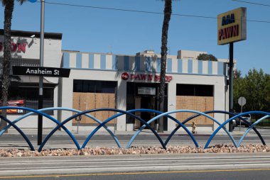 Long Beach, CA / USA - 6 Haziran 2020: Siyahi Yaşamı Önemi Protestoları sırasında yağmalanmış Long Beach Bulvarı 'nda rehin dükkanı 
