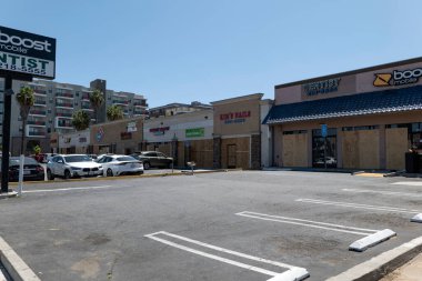 Long Beach, CA / USA - 6 Haziran 2020: Long Beach 'teki Siyahi Yaşamı Önemi Protestoları sırasında yağmalanmış ve yağmalanmış bir alışveriş merkezi