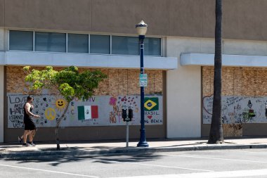 Long Beach, CA / USA - 6 Haziran 2020: Siyahların Yaşamı Önemli Protestoları sırasında tahtadan kaldırılan dükkanların camlarında barış işaretleri ve destekleyici mesajlar görülüyor