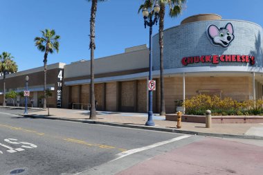 Long Beach, CA / USA - 6 Haziran 2020: Chuck E. Cheeses restoranı yağmalandı ve Siyahi Yaşamlar Önemi Protestosu sırasında yağmalandı 