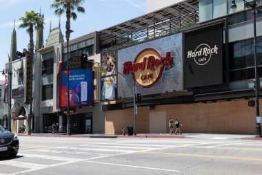 Hollywood, CA / USA - 8 Haziran 2020: Hollywood Walk of Fame 'deki Hard Rock Cafe ve Graumans Çin Tiyatrosu bir dizi Siyahi Yaşamı Önemi Protestosu sırasında kapatıldı