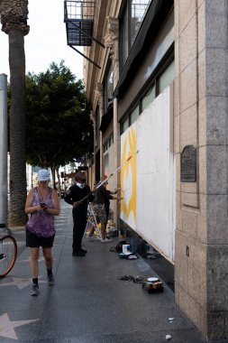 Hollywood, CA / USA - 8 Haziran 2020: Hollywood 'daki bir dizi Siyahi Yaşamı Önemlidir protestosundan sonra, düzinelerce sanatçı Hollywood ve Vine' da BLM Sanatı yaratmak için şirketlerle birlikte çalışıyor.