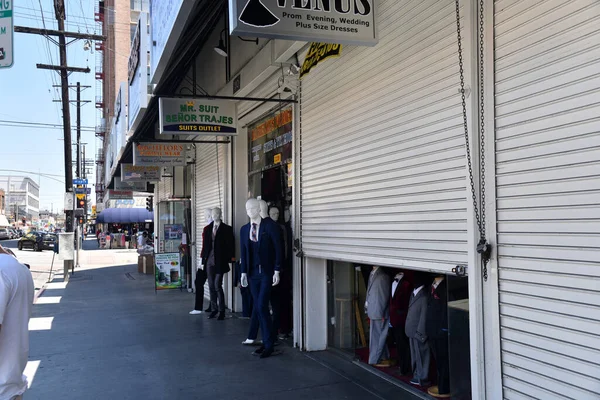 Los Angeles, CA / USA - 19 Mayıs 2020: Coronavirus karantinasından sonra Los Angeles Moda Bölgesi 'ndeki tüccarlar yeniden açılmaya başladı, ancak müşteri eksikliği