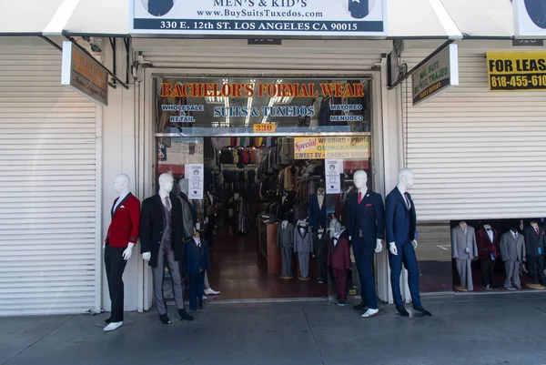 Los Angeles, CA / USA - 19 Mayıs 2020: Coronavirus karantinasından sonra Los Angeles Moda Bölgesindeki bazı perakende mağazaları yeniden açılmaya başladı