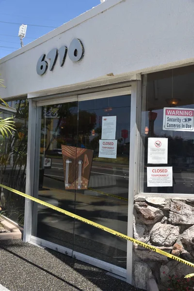 Los Angeles, CA / USA - 23 Mayıs 2020: Coronavirus karantinası nedeniyle kapalı olan tarihi Panns Restoranı girişinin karşısındaki teyp bandı