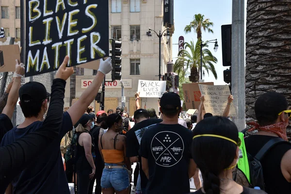 Hollywood, CA / USA - 3 Haziran 2020: Hollywood ve Vine caddelerinde düzenlenen protestoların üçüncü gününde George Floyd için adalet arayan Siyahi Hayatlar Önemlidir Protestocuları
