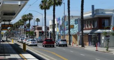 Long Beach, CA / USA - 13 Haziran 2020: Black Lives Matter protestolarından sonra Long Beach Bulvarı boyunca mağazalar kapanıyor
