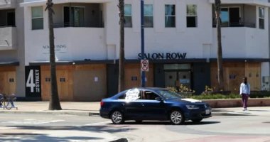 Long Beach, CA / USA - 13 Haziran 2020: Siyah Yaşamlı Arabalar Long Beach 'teki 4. caddede, daha önceki bir BLM protestosu sırasında yağmalanmış bir bölgede,