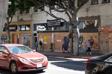 Santa Monica, CA / USA - 9 Haziran 2020: Bir Santa Monica uzun bir koronavirüs karantinası ve Siyahi Yaşamları Yağmalama olayından sonra normale dönmeye çalışıyor