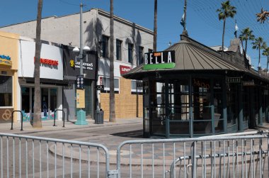 Santa Monica, CA / USA - 9 Haziran 2020: Üçüncü Cadde Gezinti Alanı, uzun bir koronavirüs karantinası ve Siyahların Yaşamı Önemli Yağmalama sonrasında barikat kurup kapatıldı