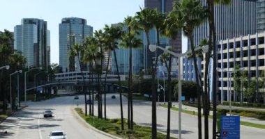 Long Beach, CA / USA - 13 Haziran 2020: Long Beach şehir merkezinden geçen Güzel Sahil Yolu