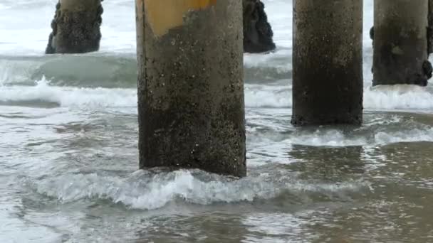 Water Terugtrekken Van Onder Een Pier Slow Motion — Stockvideo