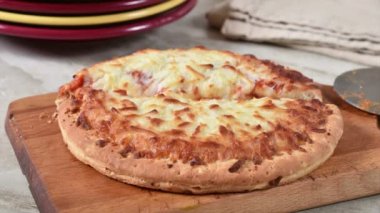 Peynirli pizzanın dilimlendiği ve dilimlerin kaybolduğu animasyonu durdurun.