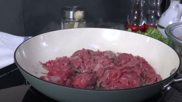 鋳鉄製のフライパンで牛肉チャックローストの茶色のキューブ — ストック動画