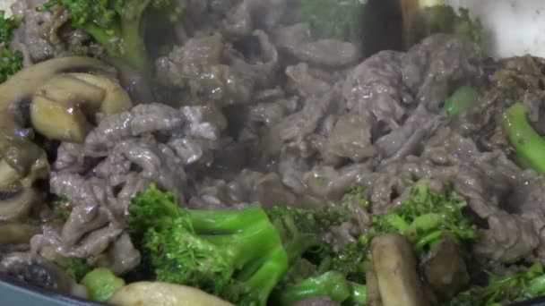将酱油倒在牛肉和西兰花上烹调时动作缓慢 — 图库视频影像