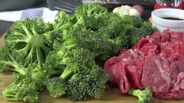 Boeuf Brocoli Non Cuits Sur Une Planche Découper — Video