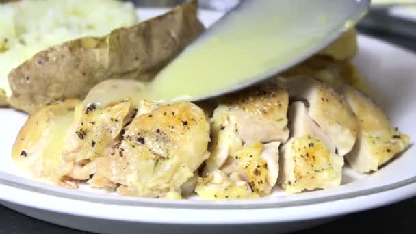 Cuillère Sauce Sur Une Poitrine Poulet Rôtie Tranchée — Video