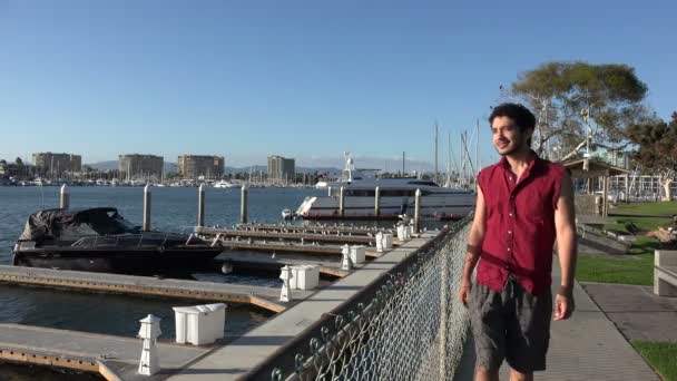 Счастливый Молодой Человек Отпуске Океана — стоковое видео