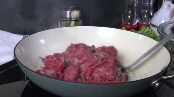 Cocinar Carne Fresca Afeitada Una Sartén Time Lapse — Vídeos de Stock
