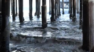 Pasifik Okyanusu 'ndan yükselen kayalık kayalıklar Dana Point Limanı' nda, tropik bir tatil beldesi.