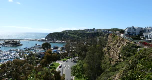 Falésias Rochosas Subindo Oceano Pacífico Dana Point Harbor Resort Tropical — Vídeo de Stock