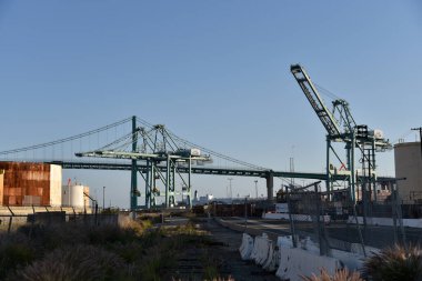 Los Angeles, CA / USA - 2 Mayıs 2020: Los Angeles Limanı 'ndaki Vincent Thomas Köprüsü' nün petrol depolama tankları ve gantry vinçleri
