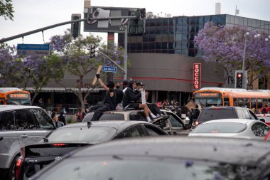 Batı Hollywood, CA / USA - 29 Mayıs 2020: Siyahi Yaşamı Önemli Göstericiler Santa Monica Bulvarı 'ndaki bir arabanın tepesinde
