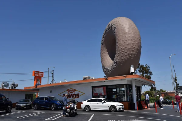 Los Angeles Maio 2020 Clientes Distanciamento Social Nos Famosos Donuts — Fotografia de Stock