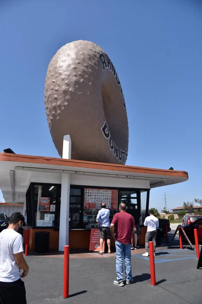 ロサンゼルス 2020年5月23日 コロナウイルス流行中の有名なランディスドーナツの社会的距離の顧客 — ストック写真
