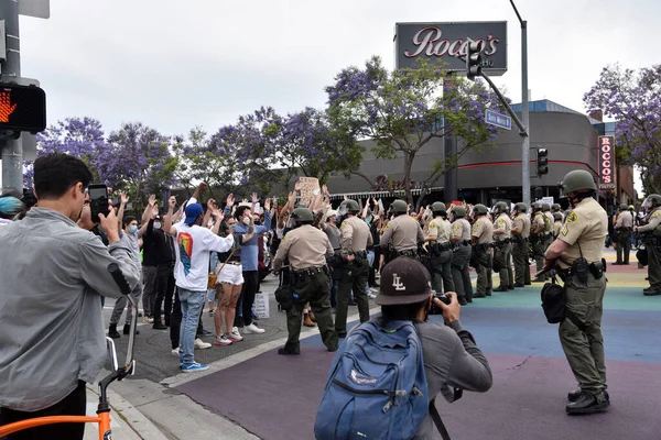 Batı Hollywood, CA - 29 Mayıs 2020: Siyah Yaşamı Önemli Protestocular Eller Yukarı Ateş Etmeyin San Vicente ve Santa Monica Bulvarları 'ndaki polis duvarına karşı poz verdiler.