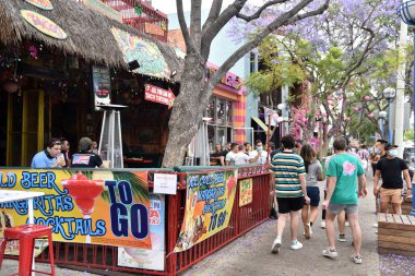 Batı Hollywood, CA / USA - 29 Mayıs 2020: Yüzü maskeli insanlar uzun bir COVID-19 karantinasından sonra şehir yeniden açılırken Santa Monica Bulvarı 'ndaki kaldırım kafelerinin keyfini çıkarıyorlar