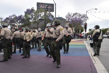 Batı Hollywood, CA / USA - 29 Mayıs 2020: Polis San Vicente ve Santa Monica Bulvarlarındaki Siyahi Yaşamı Önemli Protestocuları kontrol etmek için toplandı.