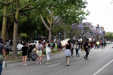 Batı Hollywood, CA / USA - 29 Mayıs 2020: Siyahi Yaşamı Önemseyen Protestocular Santa Monica Bulvarı 'nda yürüyüşü engelledi.