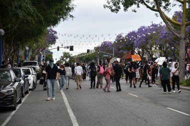 Batı Hollywood, CA / USA - 29 Mayıs 2020: Siyahi Yaşamı Önemseyen Protestocular Santa Monica Bulvarını kapattı.
