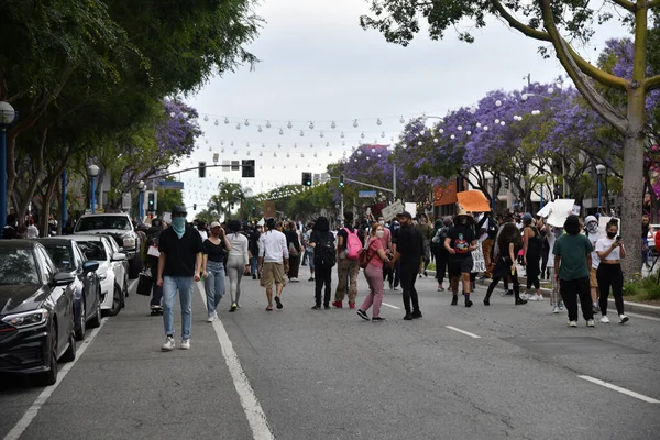 Batı Hollywood, CA / USA - 29 Mayıs 2020: Siyahi Yaşamı Önemseyen Protestocular Santa Monica Bulvarını kapattı.