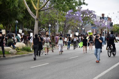 Batı Hollywood, CA / USA - 29 Mayıs 2020: Siyahi Yaşamı Önemseyen Protestocular Santa Monica Bulvarı 'nda yürüyüşü engelledi.