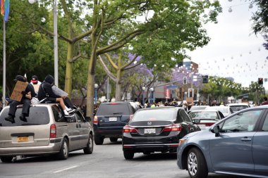 Batı Hollywood, CA / USA - 29 Mayıs 2020: Siyahi Yaşamı Önemseyen Protestocular Santa Monica Bulvarını ele geçirdi